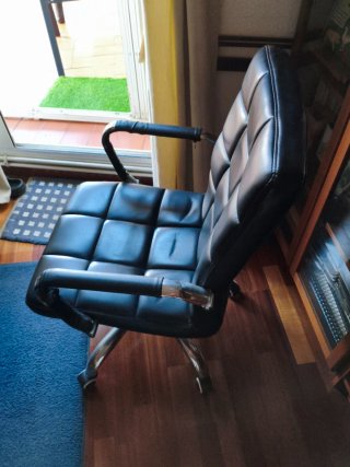 Silla de oficina negra.