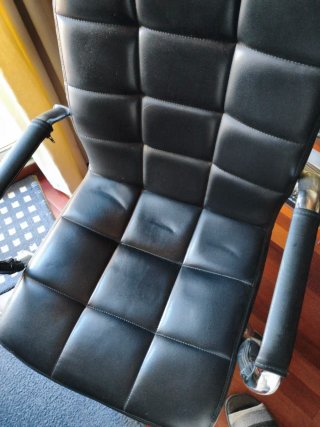 Silla de oficina negra.