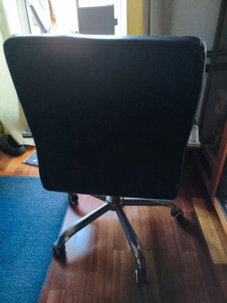 Silla de oficina negra.