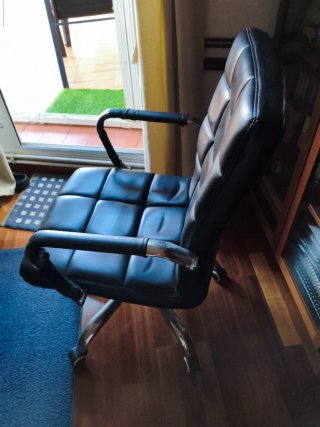 Silla de oficina negra.