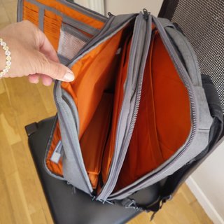 Mochila portátil gris y naranja