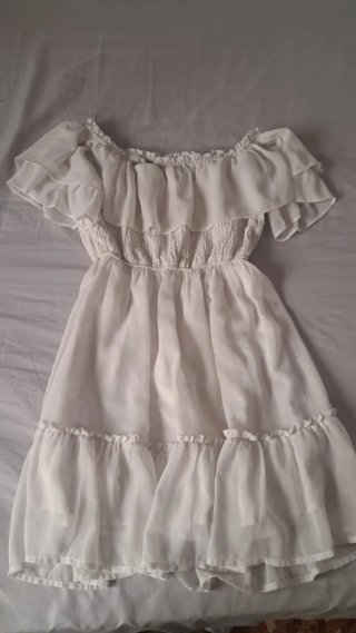 Vestido blanco de verano con volantes
