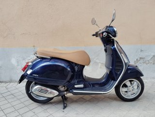 Vespa GTS 300 Maxi-Scooter Azul