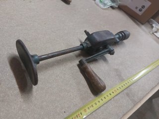 Taladro manual antiguo