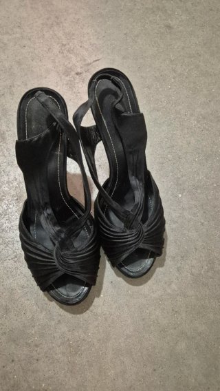 Elegantes sandalias negras italianas . talla 40