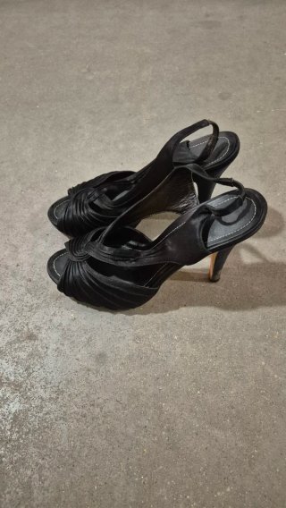 Elegantes sandalias negras italianas . talla 40