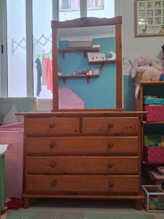 Cajonera de madera con espejo