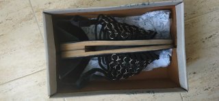 Sandalias negras con detalle plateado