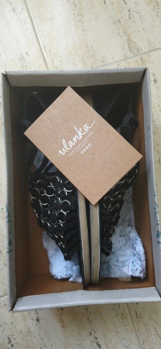 Sandalias negras con detalle plateado