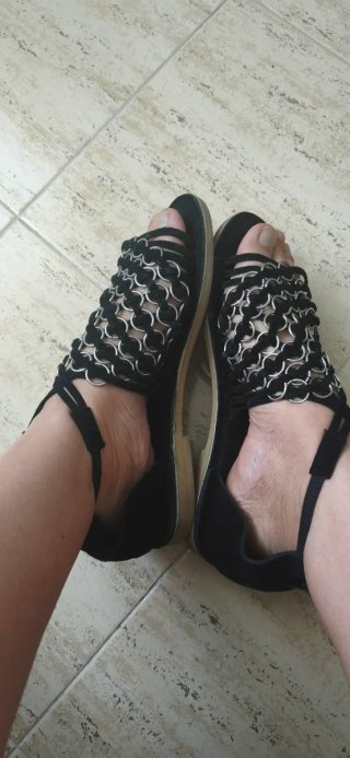 Sandalias negras con detalle plateado
