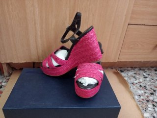 Sandalias de cuña rosa y negras