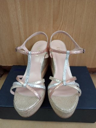 Sandalias de cuña rosa y negras
