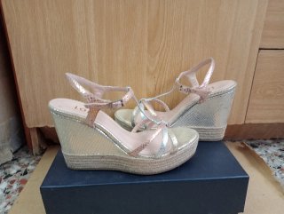 Sandalias de cuña rosa y negras