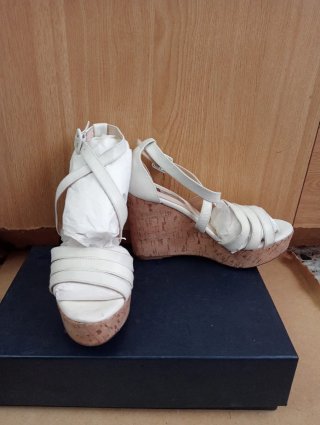 Sandalias de cuña rosa y negras