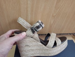 Sandalias de cuña rosa y negras