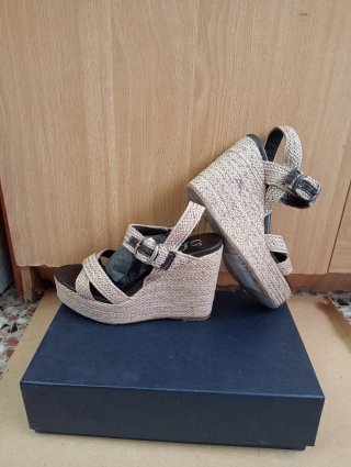 Sandalias de cuña rosa y negras