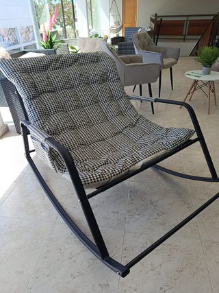 Silla tumbona exterior y piscina