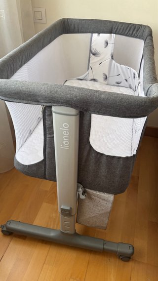 Cuna de bebe gris de la marca lionelo