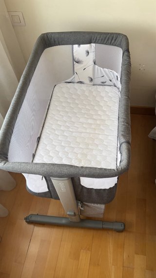 Cuna de bebe gris de la marca lionelo