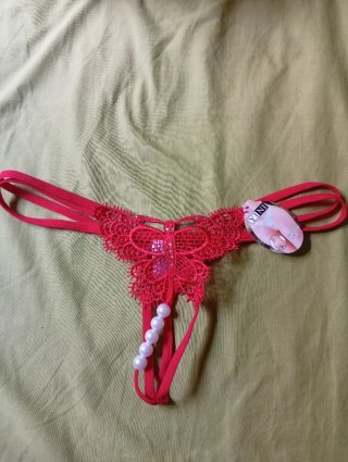 Tanga rojo con perlas y mariposa