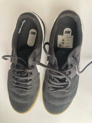 Botas de fútbol sala Nike negras y blancas.