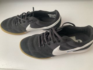 Botas de fútbol sala Nike negras y blancas.