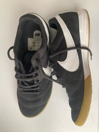 Botas de fútbol sala Nike negras y blancas.