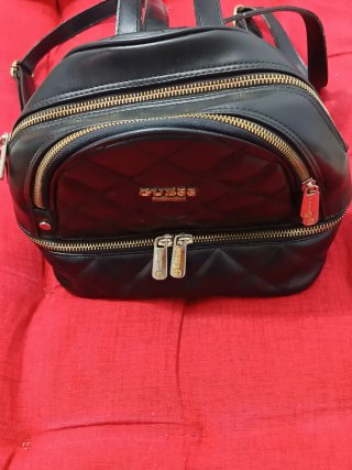 Mochila Guess acolchada negra