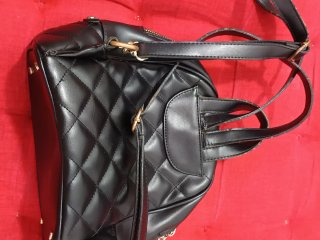 Mochila Guess acolchada negra