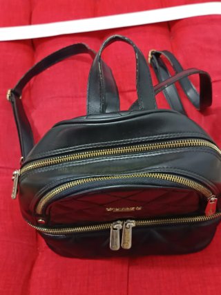 Mochila Guess acolchada negra
