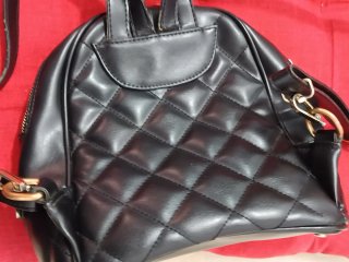 Mochila Guess acolchada negra