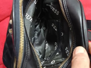 Mochila Guess acolchada negra