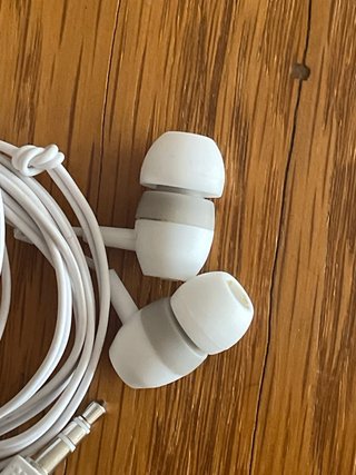 Auriculares blancos con cable