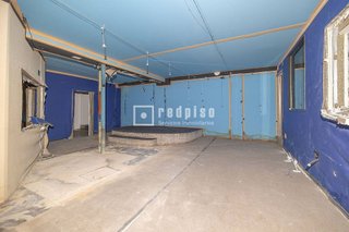 Local comercial en alquiler en San Juan Bautista en Madrid
