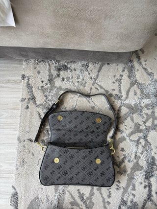 Bolso Guess Negro y Gris