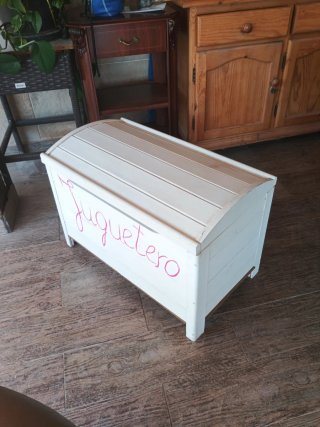 Baúl de madera blanco con interior floral