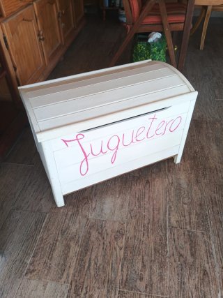Baúl de madera blanco con interior floral