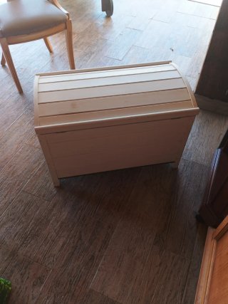 Baúl de madera blanco con interior floral