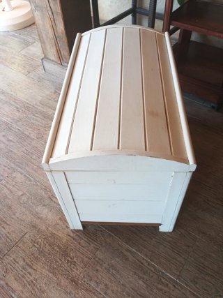 Baúl de madera blanco con interior floral