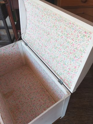 Baúl de madera blanco con interior floral