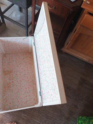 Baúl de madera blanco con interior floral