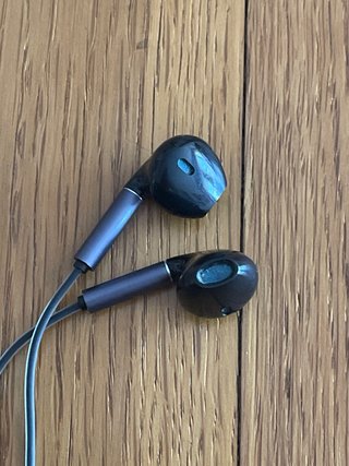 Auriculares negros con cable