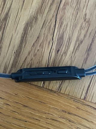 Auriculares negros con cable