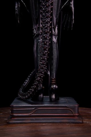 alien big chap statue