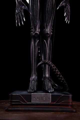 alien big chap statue