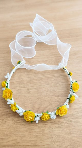 Corona de flores amarilla y blanca