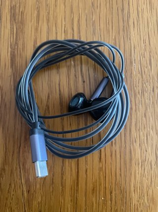 Auriculares blancos y negros