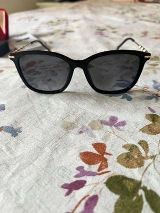 Gafas de sol Carolina Herrera negras y doradas