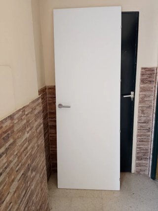Puerta interior con manilla