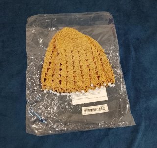 Gorro de lana amarillo con perlas